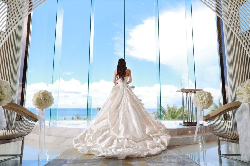 ボリュームのあるドレスがエレガントさをプラスする