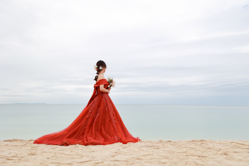 ビーチでは明るいカラードレスにお着替えされました