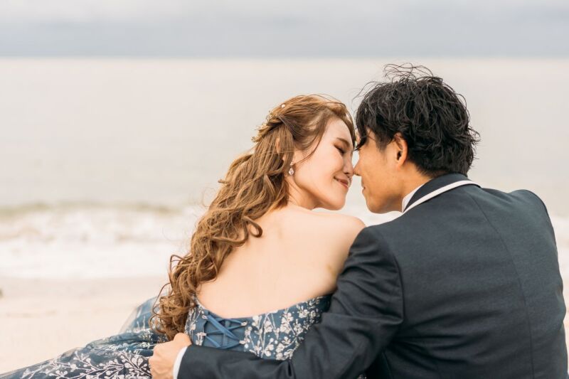 沖縄のビーチという美しい大自然の中に、2人きり。