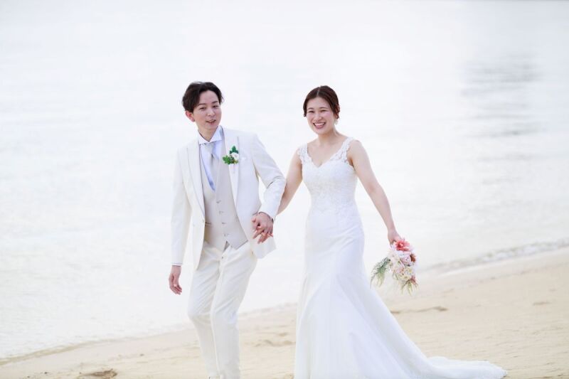 手を繋いで波打ち際を歩く、ただそれだけで幸せです