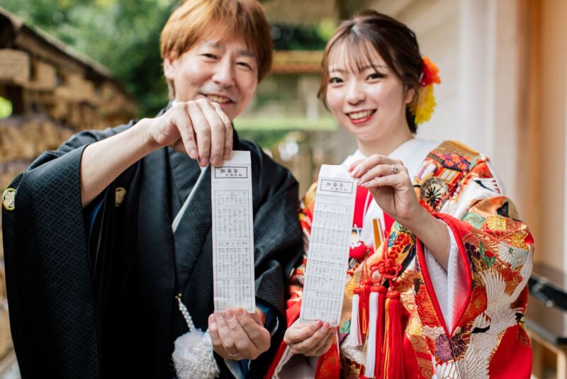 記念におみくじと一緒にポーズ♪