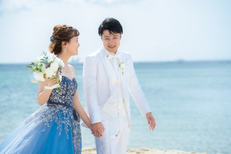 ふたりで波打ち際を歩く、ただそれだけで幸せです♡