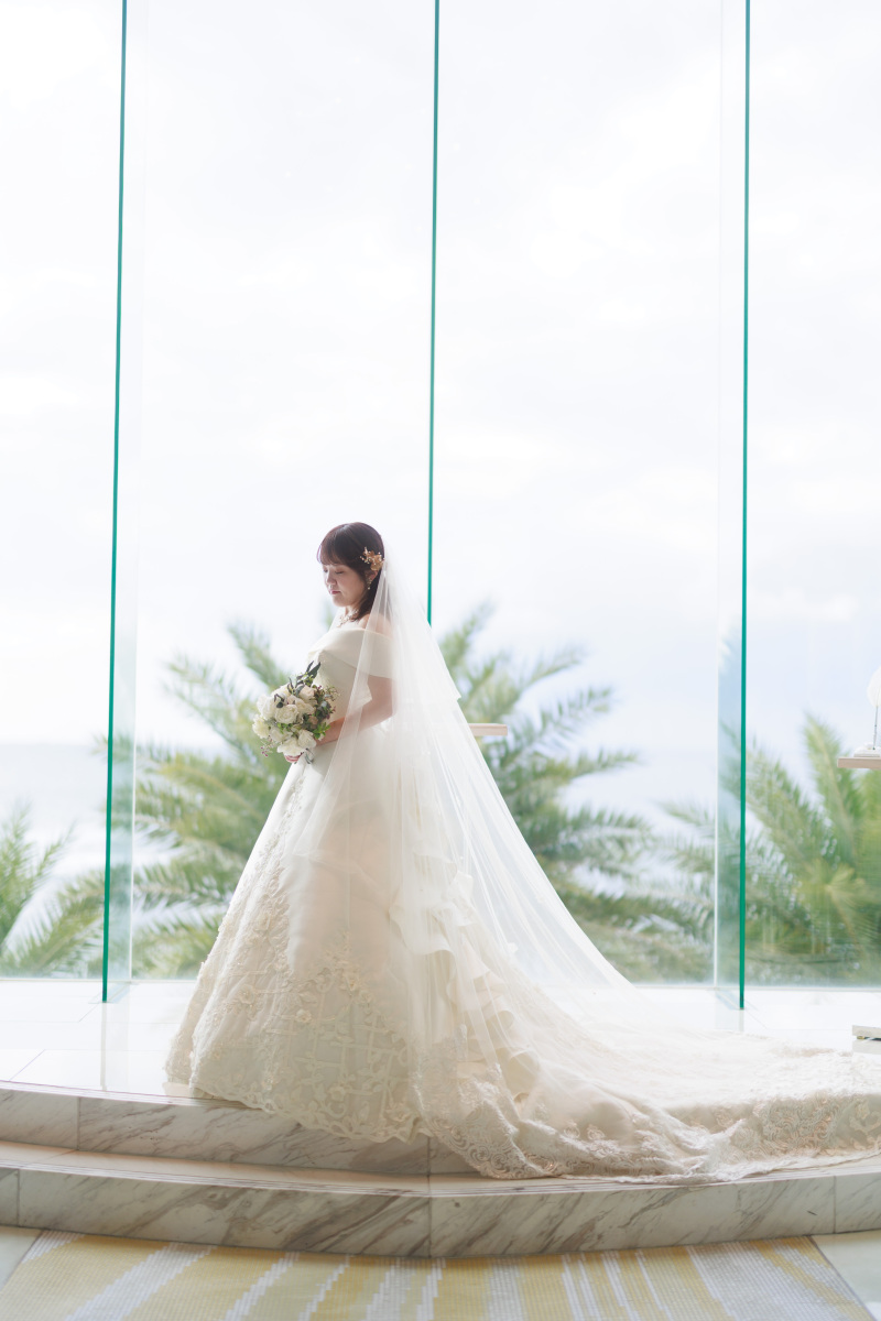 華麗なドレスに包まれた美しい新婦様のソロショット