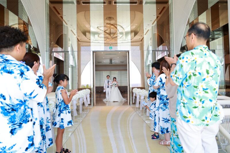 晴れてご夫婦になったおふたりがチャペルご退場です