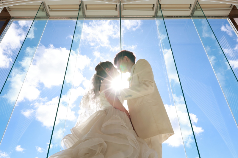海と空の青い景色が美しく広がったこの場所で誓う愛