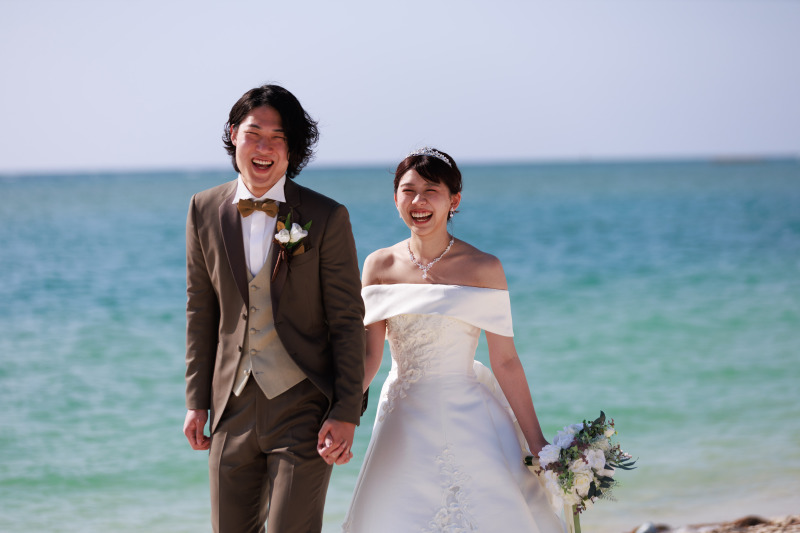 海辺を仲良く手をつないでなかよくお散歩♡