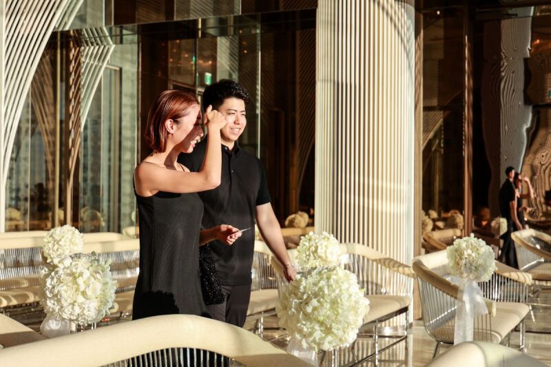 ふたりの明るい未来を照らすように眩しいほど輝く海