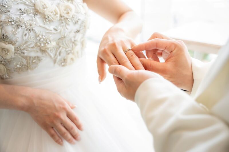 祭壇では手を取り合って、指輪交換の挙式風シーン♡