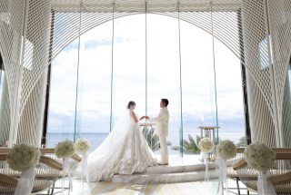 沖縄の海を一望できるチャペルで撮影♪