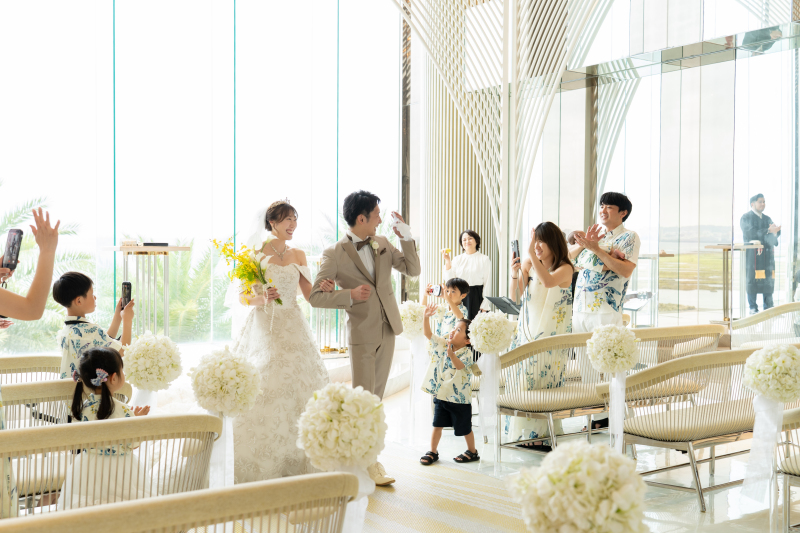 晴れてご夫婦になったおふたりがチャペルご退場です