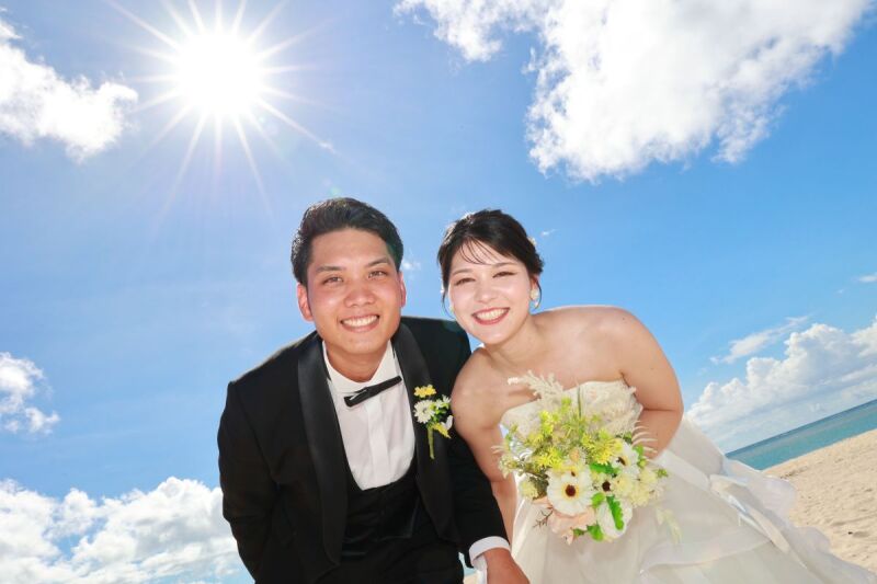 カメラをのぞき込んで笑顔全開！太陽もふたりを祝福