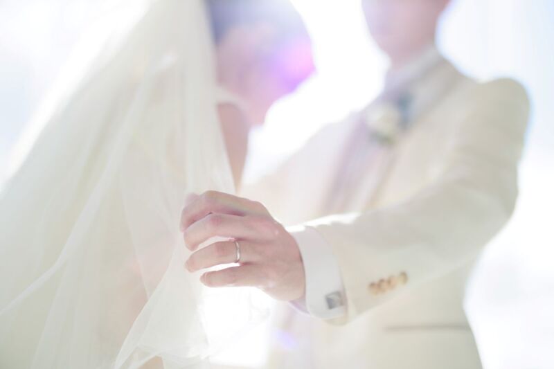 広い窓から差し込む光が幻想的に演出する記念写真♪