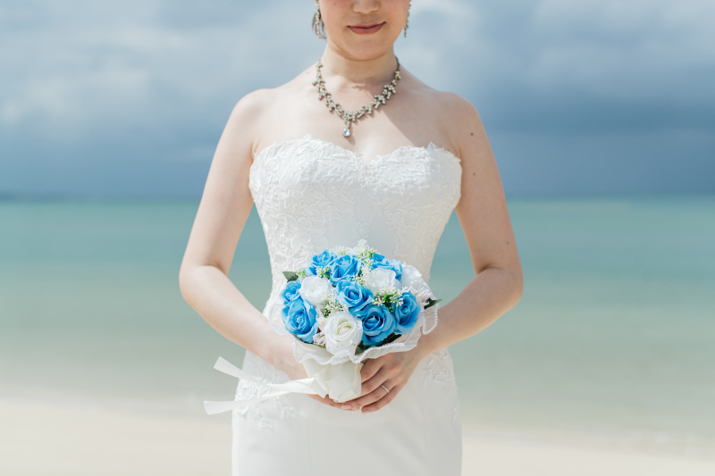 上品なドレスに包まれた美しい新婦様のソロショット