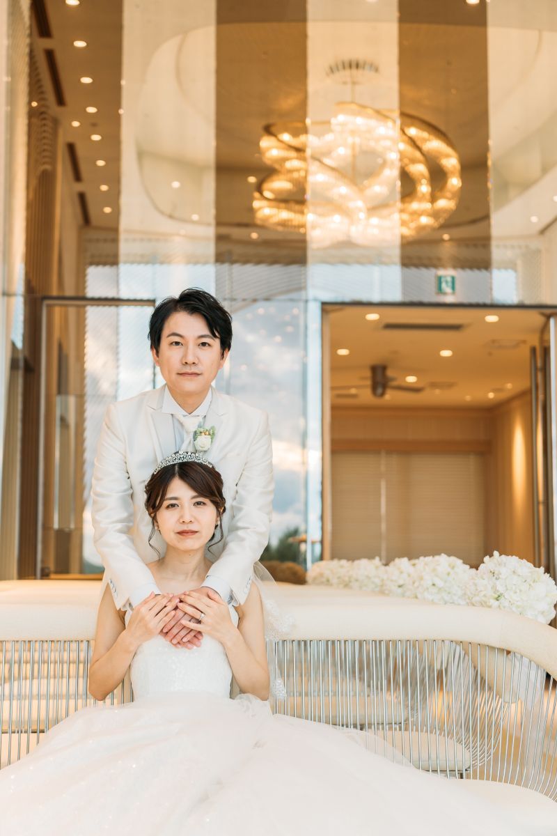 椅子越しのやさしい抱擁