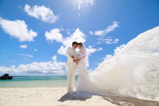 ♡青空×サンドベージュの砂浜×純白のドレス＆タキシードが映える2人のビーチ撮影♡