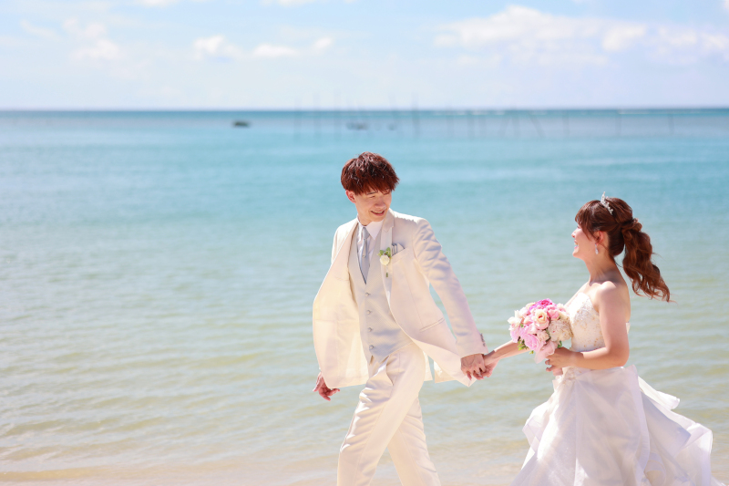 ♡王子さまとお姫さま♡主役感たっぷりのふたりが沖縄のチャペル＆ビーチで記念フォト