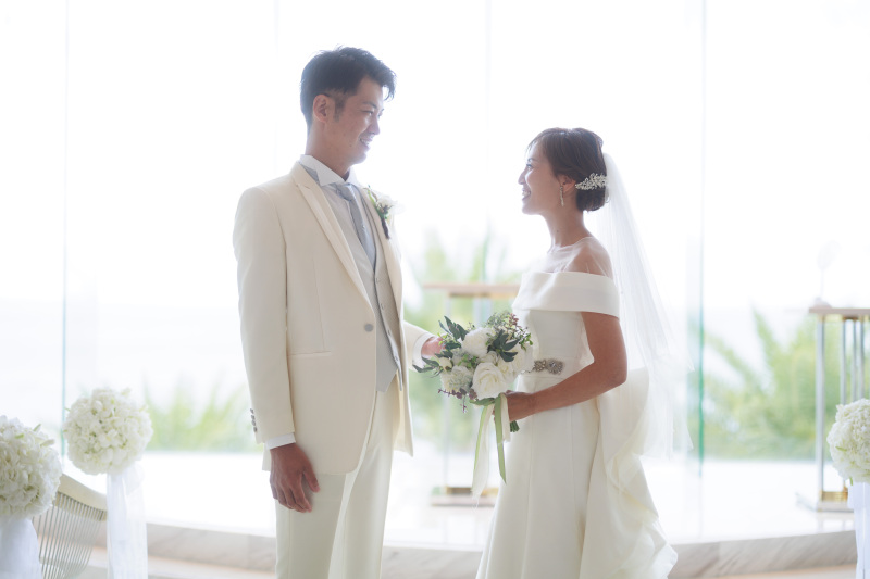 優しい自然光に包まれて、おふたりの幸せオーラ全開