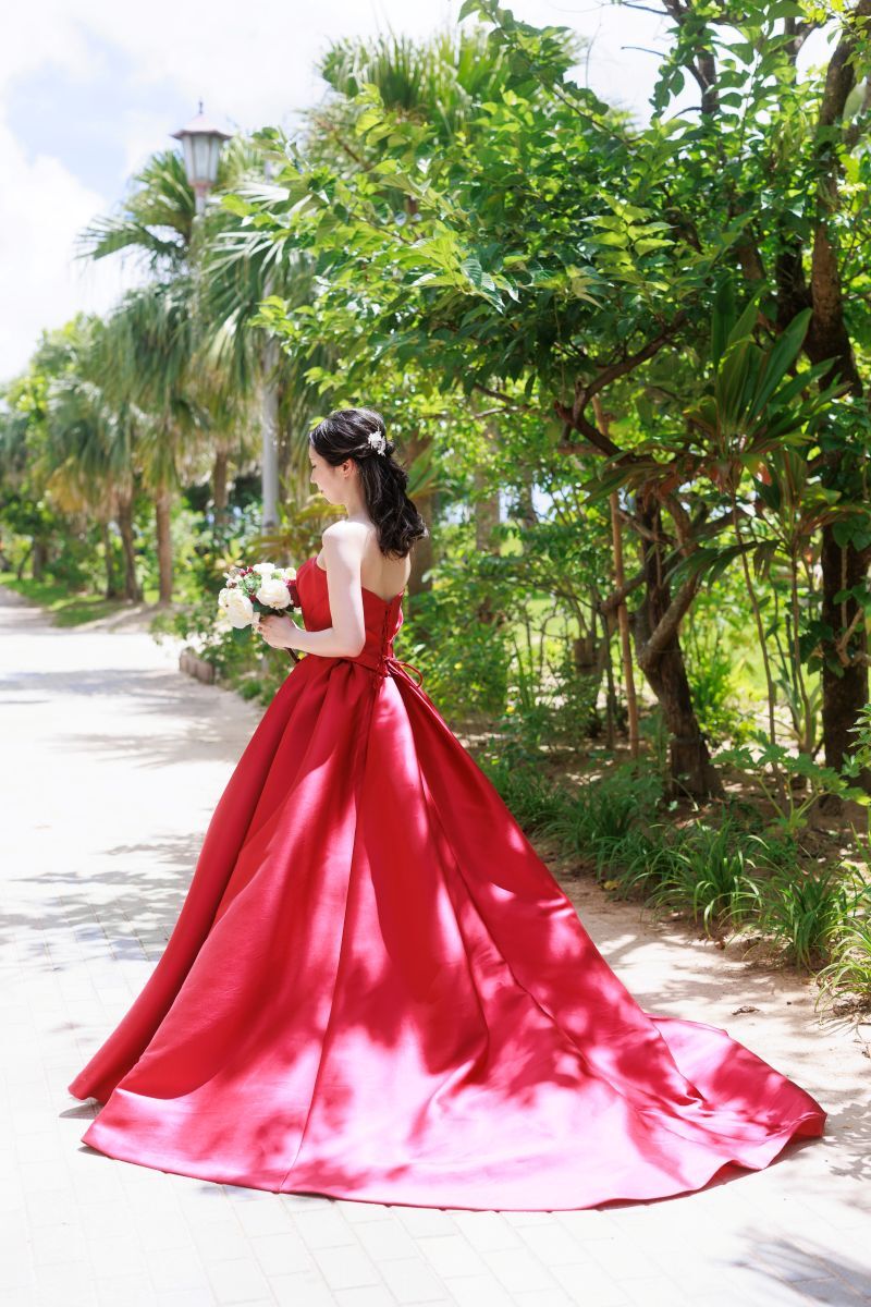 \コントラストが美しい/自然豊かな緑×ドレスの赤