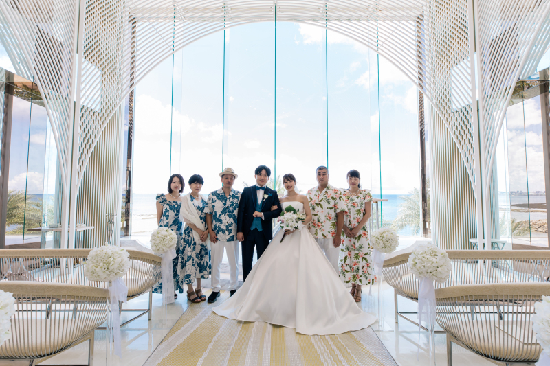 リゾートチャペルでふたりの結婚を記念した集合写真