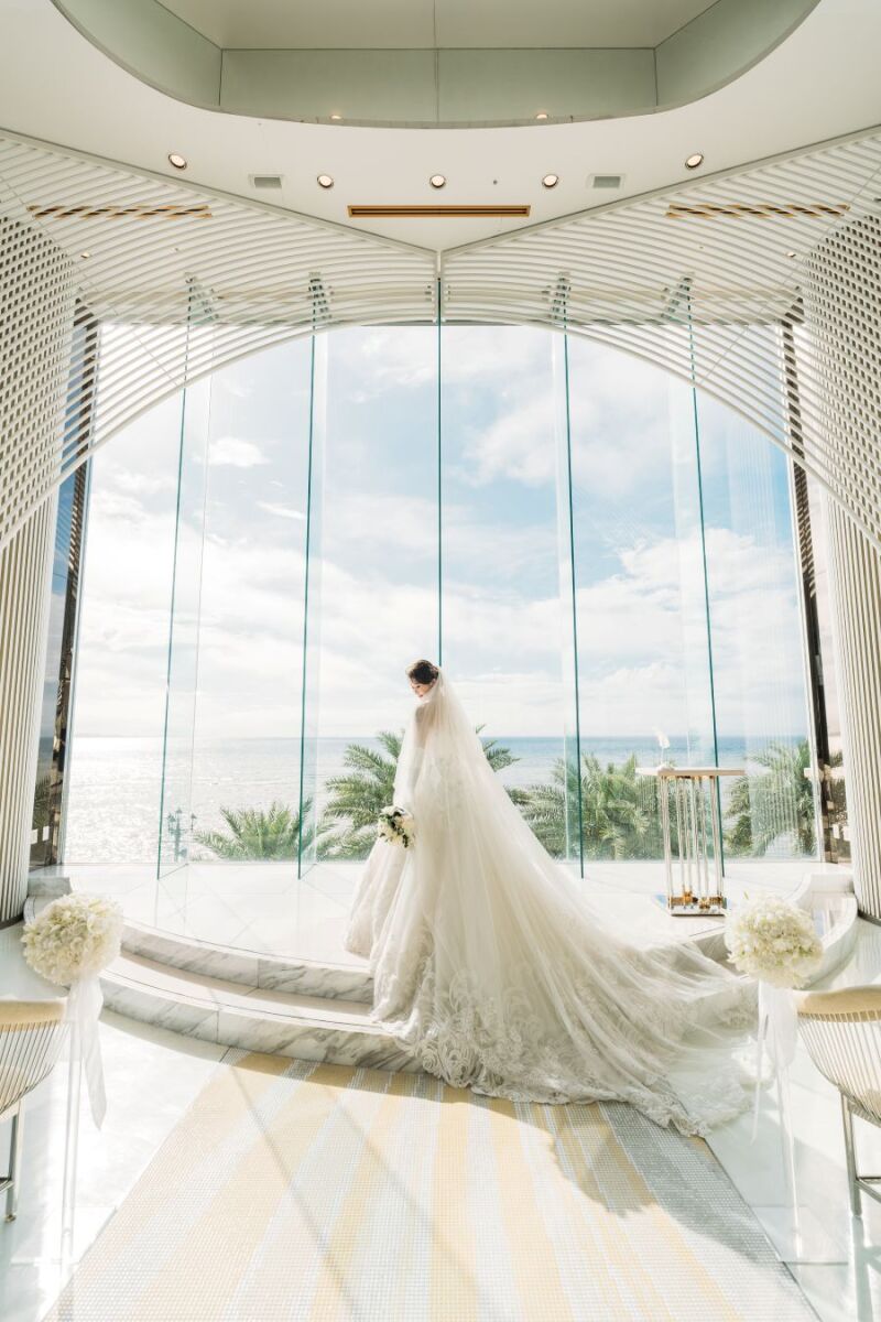 美しい花嫁さまとロングベールがロマンチックな一枚