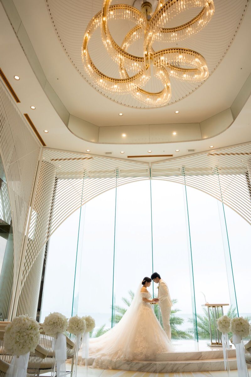 神秘的なチャペルで絆を結ぶ、ふたりのシルエット♡