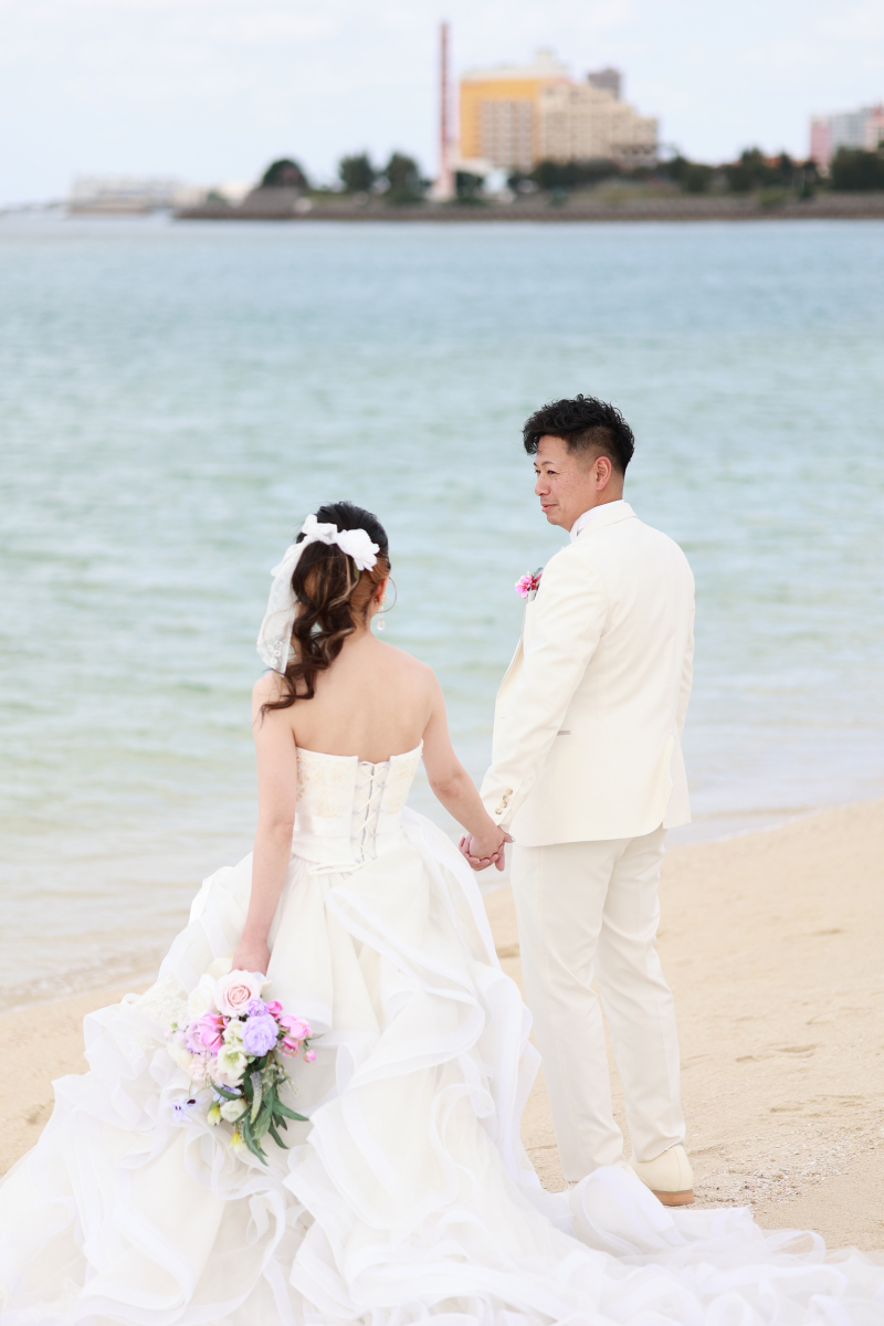 ビーチサイドをふたりで手を繋いで歩くだけで幸せ♡