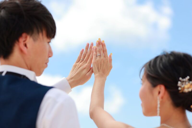 指輪ご披露☆*寄り添わせた手と手にそっと輝く指輪