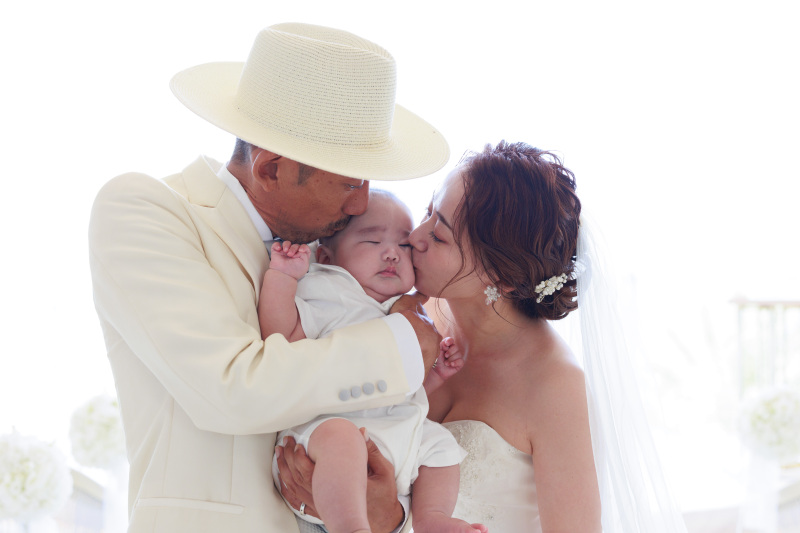 沖縄の美しい風景の中で、愛を育むウエディング撮影