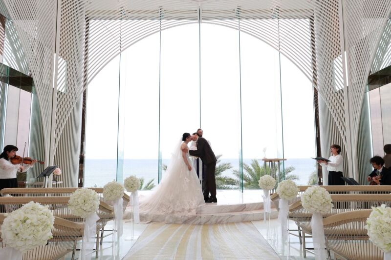 永遠の愛を結ぶ誓いのキス