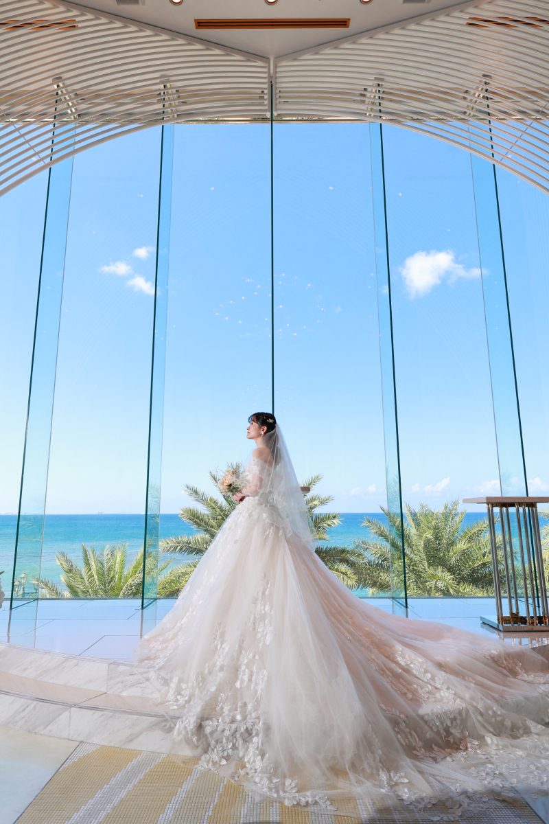 上品なドレスに包まれた美しい新婦様のソロショット