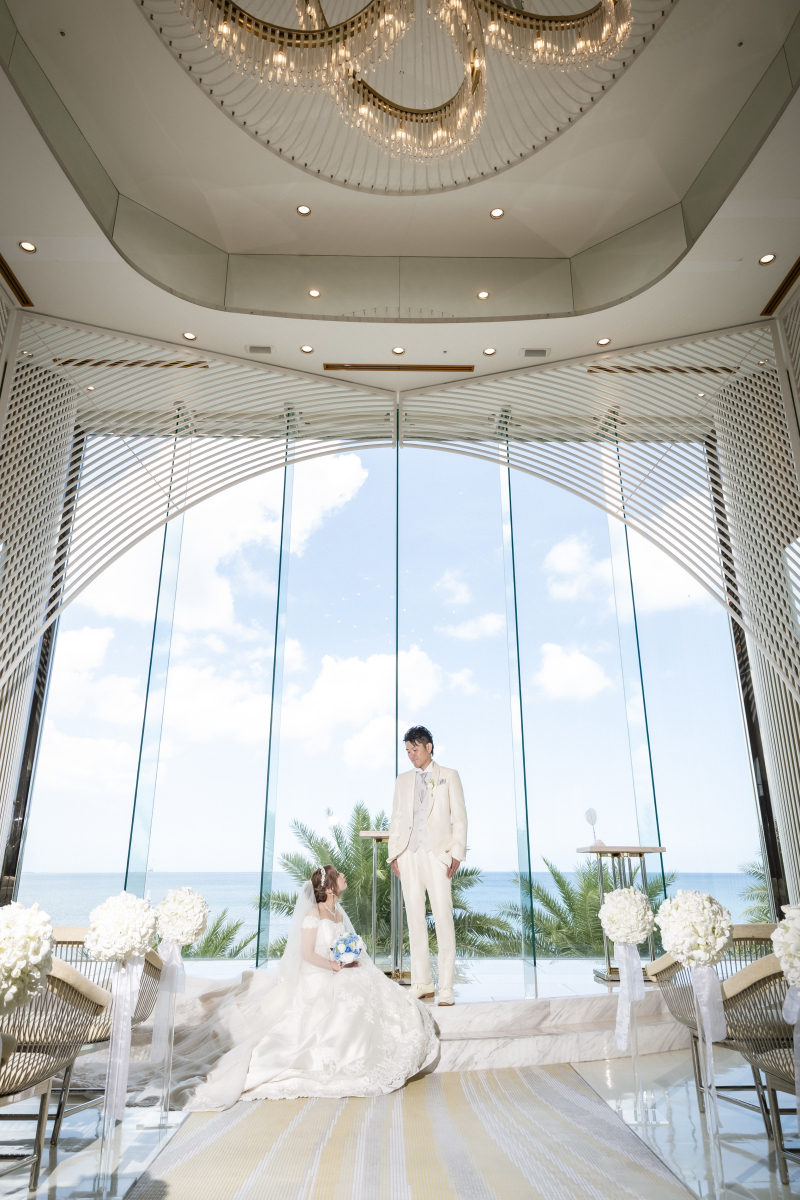 祭壇にふんわり腰かけるご新婦様×凛と佇むご新郎様