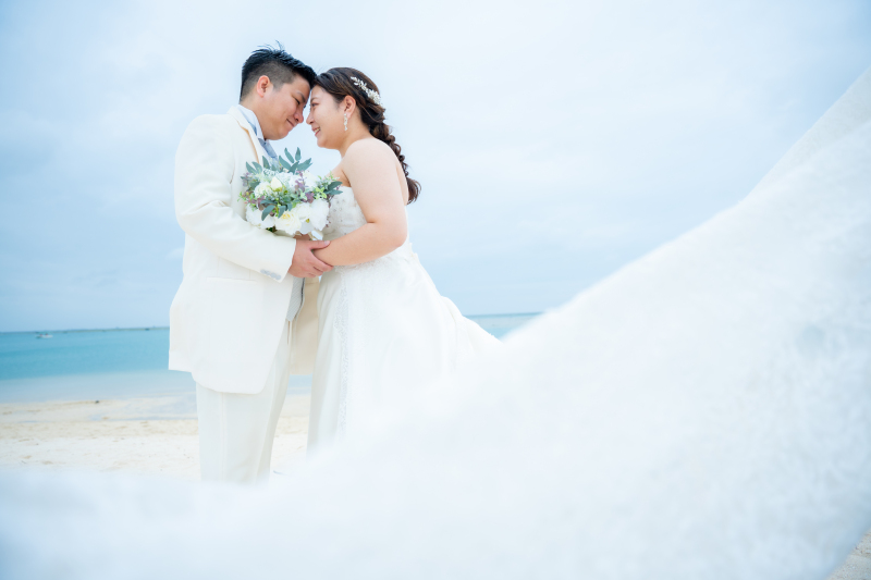 風になびくドレスと、おふたりだけの静かな時間