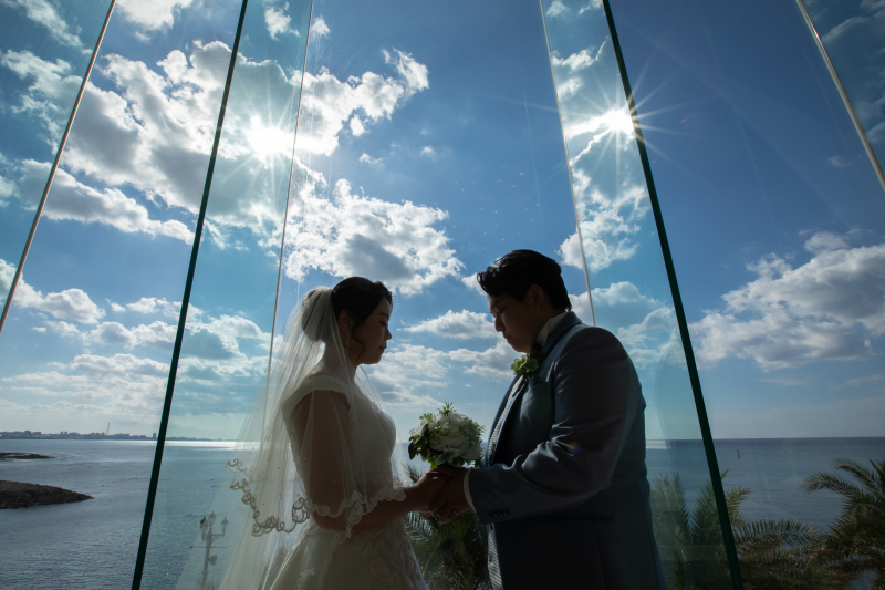 沖縄の海を一望できるチャペルでお撮影