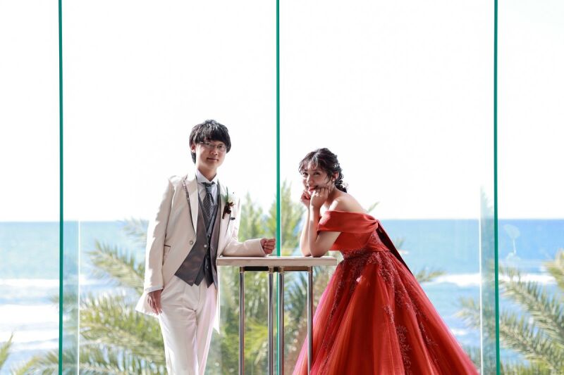 青い海を背に、やさしく寄り添うふたりのひととき