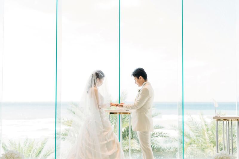 ＼指輪交換シーン／マリッジリングで結ぶ、2人の絆