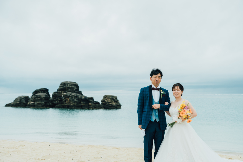 青い海とおふたりの笑顔