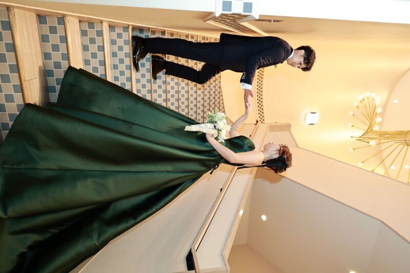 優雅な階段でのワンシーン☆ご新郎様がエスコート!