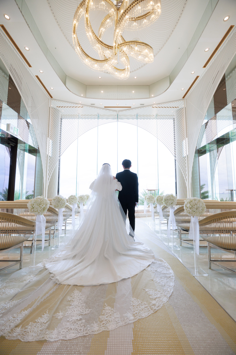 沖縄の美しい風景の中で、愛を育むウエディング撮影