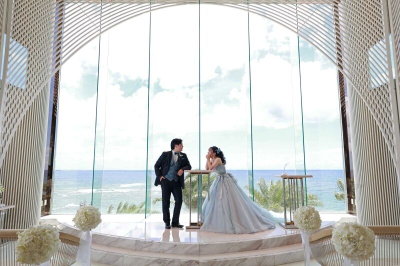 沖縄の美しい風景の中で愛を育むフォトウエディング