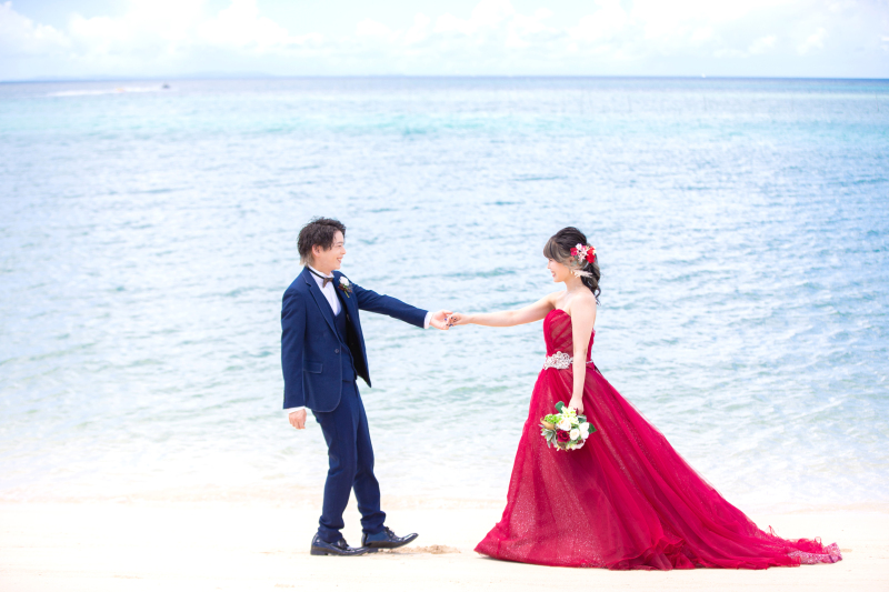 手を取り合って