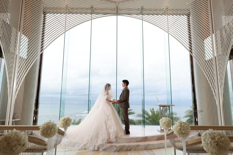 祭壇では手を取り合って、挙式風撮影のワンシーン☆