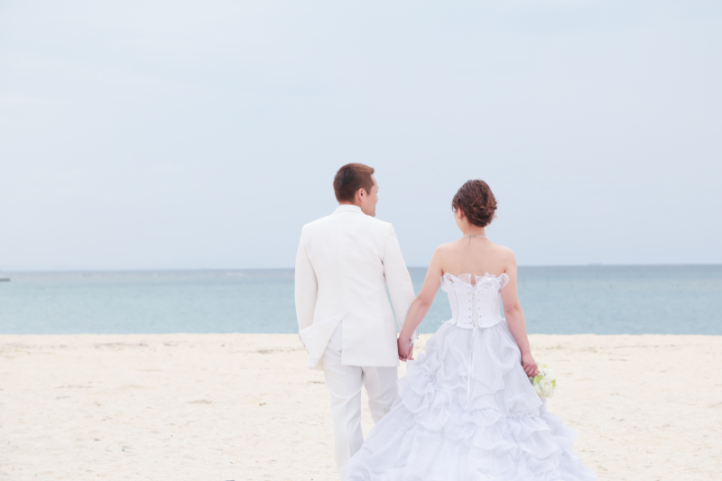 広い海を見つめながら