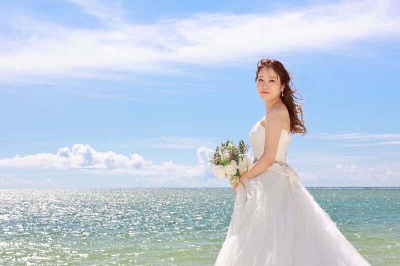 上品なドレスに包まれた美しい新婦様のソロショット