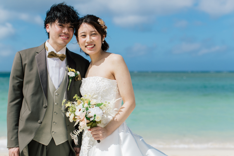 青い海を背景に美しいおふたりと♡