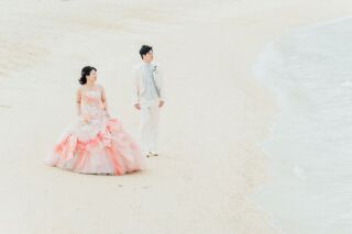 まるでお花のような優しいピンクのドレスでビーチで撮影♡チャペル撮影では神秘的に♥
