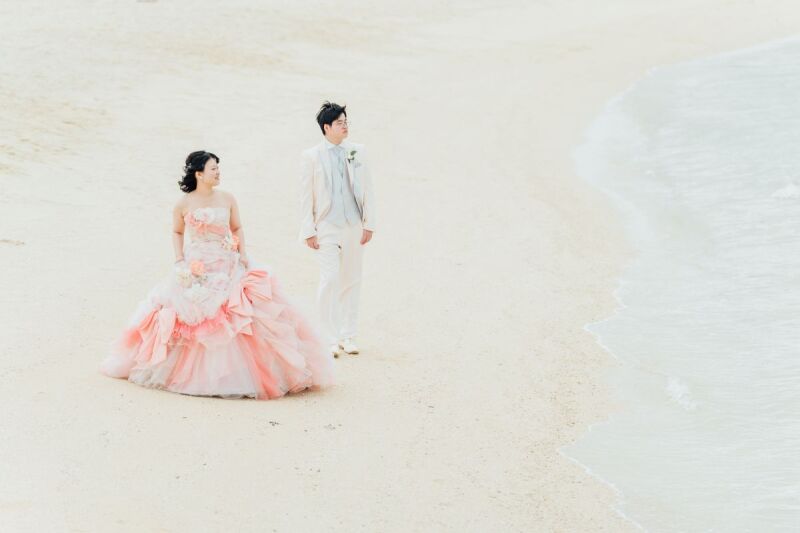 まるでお花のような優しいピンクのドレスでビーチで撮影♡チャペル撮影では神秘的に♥