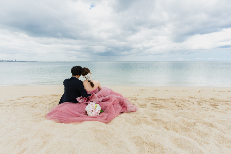 砂浜に腰を下ろして