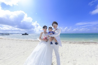 快晴の光の中でビーチフォト！