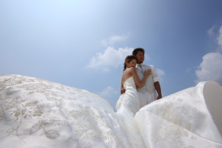 ドレスの裾から見えるスタイリッシュなお二人♡