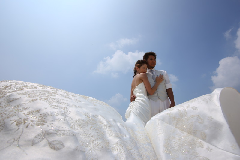 ドレスの裾から見えるスタイリッシュなお二人♡